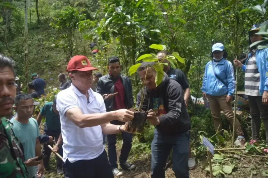 Peringati Hari World Water Day, ratusan warga tanam pohon di Wae Ajang Golo Dukal.