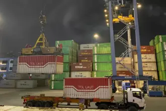 Atasi Kekurangan Stok, Pemerintah Kirim 1600 Ton Beras ke NTT Lewat Tol Laut