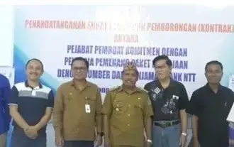 orang berdiri