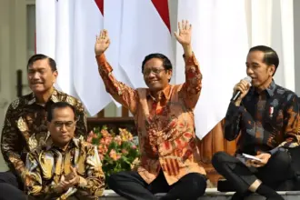 Jokowi Tunjuk Mahfud MD Jadi Plt Menkominfo