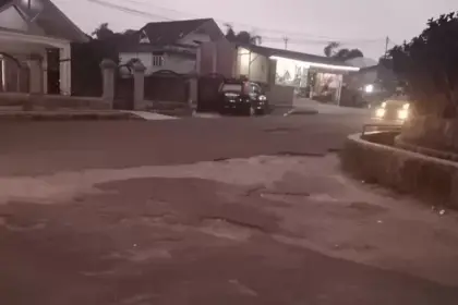 Warga Keluhkan Beberapa Ruas Jalan Raya Dalam Kota Ruteng Berlubang: Apa Perlu Kami Tanam Pohon Pisang?