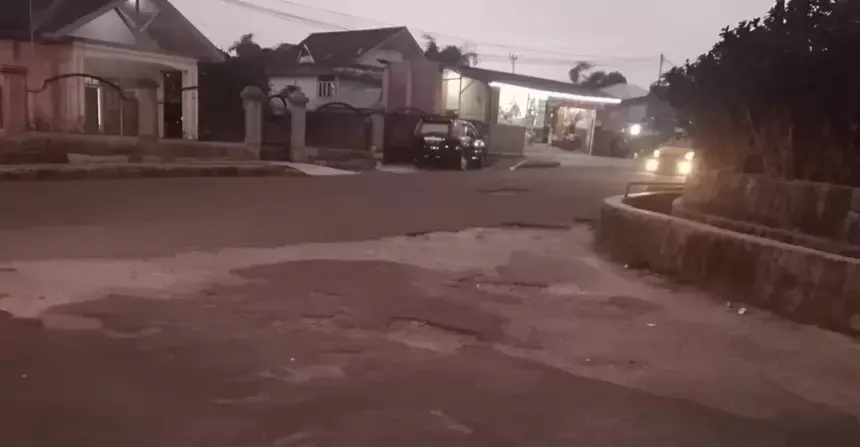 Warga Keluhkan Beberapa Ruas Jalan Raya Dalam Kota Ruteng Berlubang: Apa Perlu Kami Tanam Pohon Pisang?