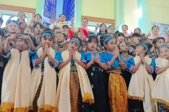Tingkatkan Pembinaan Rohani Pada Anak, TK Bhayangkari Ruteng, Tampilkan Paduan Suara dan Tarian Pada Perayan Ekaristi Di Gereja St. Vitalis Cewonikit.