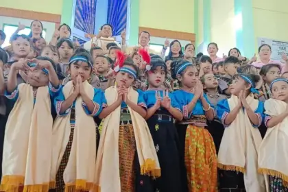 Tingkatkan Pembinaan Rohani Pada Anak, TK Bhayangkari Ruteng, Tampilkan Paduan Suara dan Tarian Pada Perayan Ekaristi Di Gereja St. Vitalis Cewonikit.