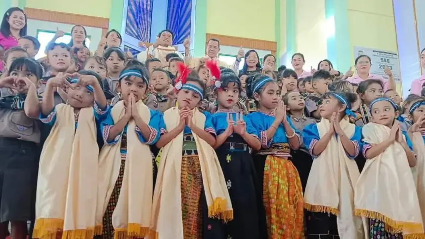 Tingkatkan Pembinaan Rohani Pada Anak, TK Bhayangkari Ruteng, Tampilkan Paduan Suara dan Tarian Pada Perayan Ekaristi Di Gereja St. Vitalis Cewonikit.