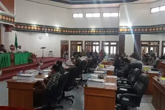 Di Hadapan Paripurna, Bupati Herry Nabit Beri Penjelasan Terkait Geothermal Poco Leok
