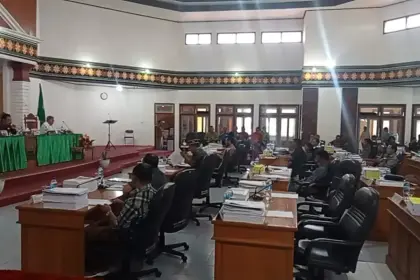 Di Hadapan Paripurna, Bupati Herry Nabit Beri Penjelasan Terkait Geothermal Poco Leok