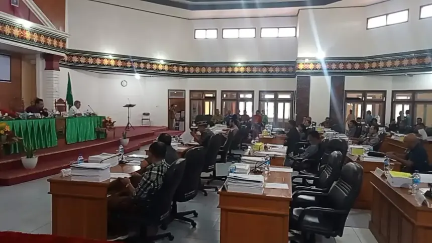 Di Hadapan Paripurna, Bupati Herry Nabit Beri Penjelasan Terkait Geothermal Poco Leok