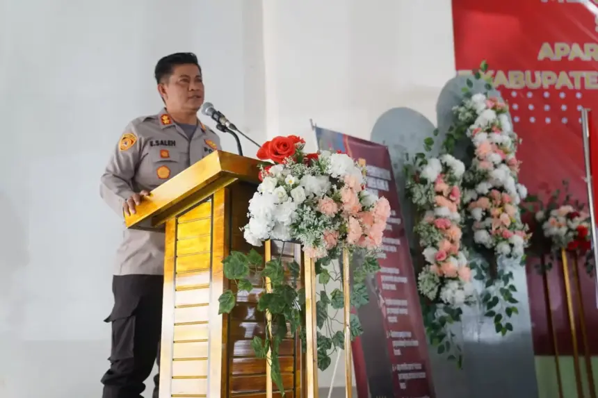 Kapolres Manggarai ”para kepala desa harus buat laporan keuangan yang dapat diakses oleh masyarakat”