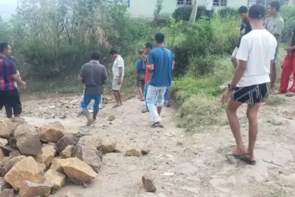 Warga Desa Bangka Arus Gotong Royong Perbaiki Ruas Jalan Kabupaten Yang Rusak Parah