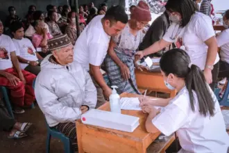 Rayakan Hut Pernikahan Orang Tua, Romo Risal Baeng Gelar Pemeriksaan Kesehatan & Pengobatan Gratis di Kampung Kumba