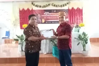 Andreas Hugo Parera bagikan 1709 Beasiswa program PIP di siswa di Manggarai