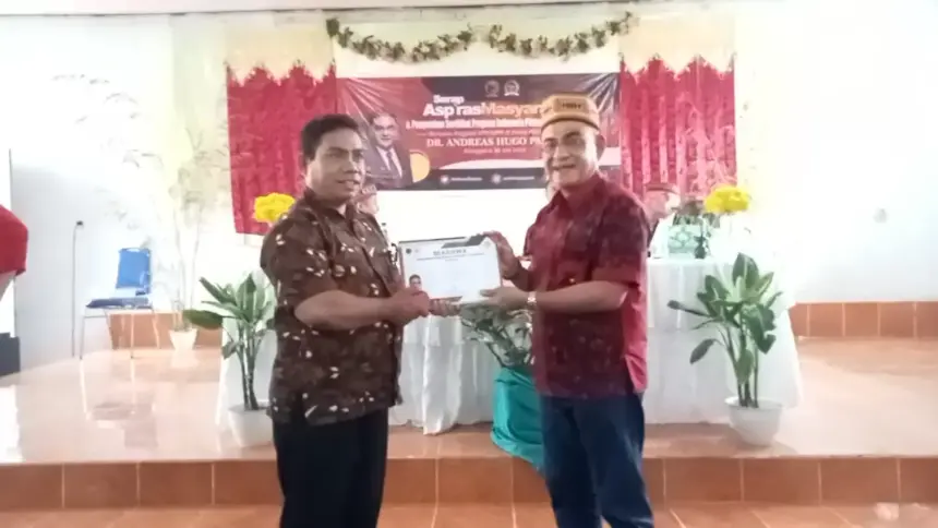 Andreas Hugo Parera bagikan 1709 Beasiswa program PIP di siswa di Manggarai