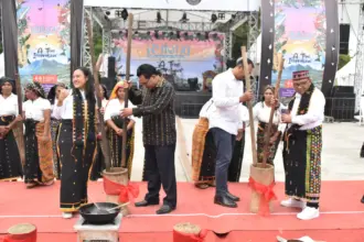 Berbagai kejutan muncul di panggung Music Fest Ruteng Coffee and Music Festival 2023. Salah satunya adalah kolaborasi menarik sejumlah musisi yang hadir dengan berbagai genre