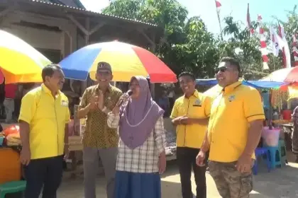 Ratusan warga padati arena lomba Dayung Sampan Hut RI ke 78 se Manggarai Raya