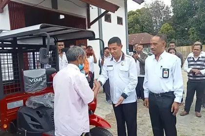 Sekda Manggarai di dampingi Perwakilan Sentra Efata Kupang, serahkan bantuan kendaraan Rod tiga bagi Disabilitas