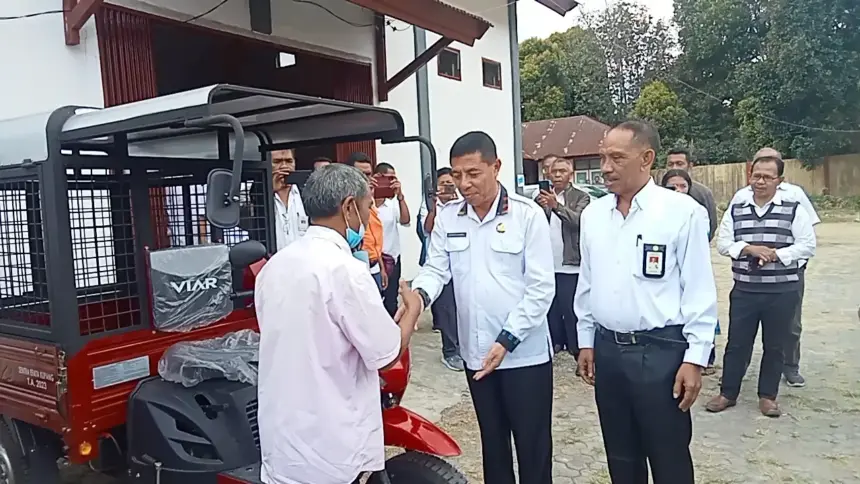 Sekda Manggarai di dampingi Perwakilan Sentra Efata Kupang, serahkan bantuan kendaraan Rod tiga bagi Disabilitas