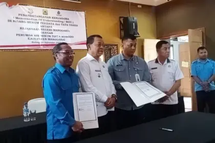 Penandatanganan MOU - Disaksikan Wakil Bupati Manggarai Heribertus Ngabut dan Sekda Jahang Fansy Aldus, Kepala Kajari Manggarai dan Dirut Perumda Tirta Komodo