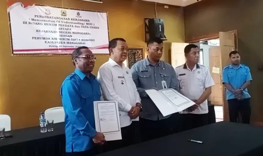 Penandatanganan MOU - Disaksikan Wakil Bupati Manggarai Heribertus Ngabut dan Sekda Jahang Fansy Aldus, Kepala Kajari Manggarai dan Dirut Perumda Tirta Komodo