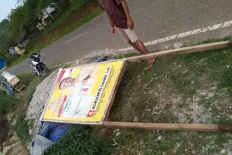 Calon legislatif Golkar Manggarai Adrianus Dandi tertibkan baliho sendiri