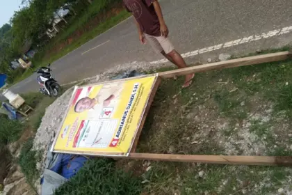 Calon legislatif Golkar Manggarai Adrianus Dandi tertibkan baliho sendiri