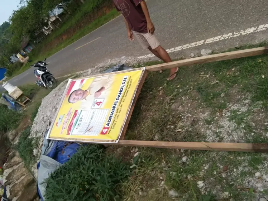 Calon legislatif Golkar Manggarai Adrianus Dandi tertibkan baliho sendiri