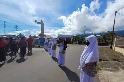 Faizah dan siswi MTs Amanah Ruteng ikut mengamankan prosesi Jalan Salib di Ruteng