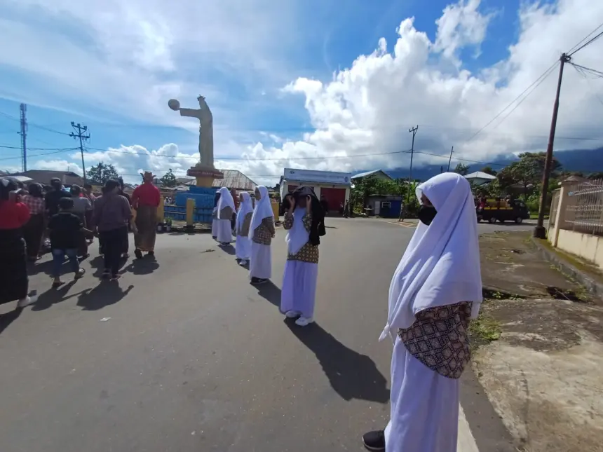 Faizah dan siswi MTs Amanah Ruteng ikut mengamankan prosesi Jalan Salib di Ruteng