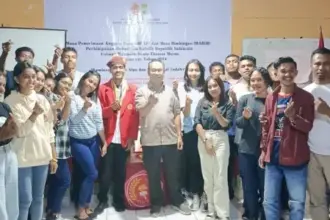 sebastian salang berpose bersama anggota PMKRI Cabang Maumere