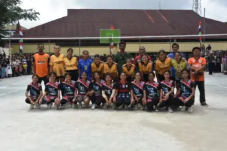 Skuad pemain voli putri SMAK Regina Pacis Bajawa berpose bersama Skuad Pemain voli SMAK ST. Gregorius Reo