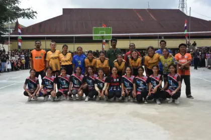 Skuad pemain voli putri SMAK Regina Pacis Bajawa berpose bersama Skuad Pemain voli SMAK ST. Gregorius Reo