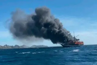 kapal wisata terbakar di perairan Labuan Bajo