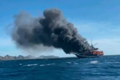 kapal wisata terbakar di perairan Labuan Bajo