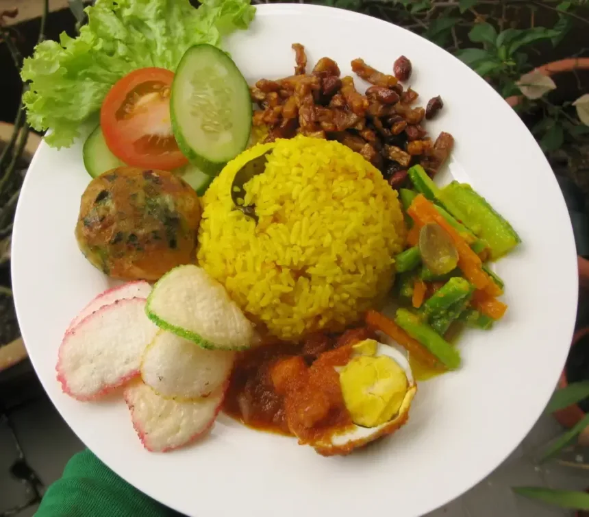 Nasi Kuning Istimewa: Bikin Lidah Bergoyang dengan Aroma dan Rasa yang Gugah Selera!"