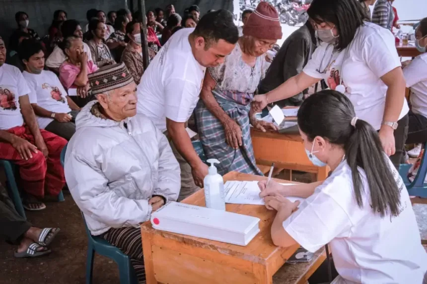 Rayakan Hut Pernikahan Orang Tua, Romo Risal Baeng Gelar Pemeriksaan Kesehatan & Pengobatan Gratis di Kampung Kumba