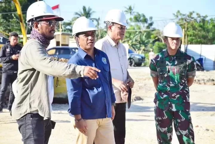 bupati tinjau pelaksanaan pembangunan Rumah Sakit Pratama Reo beberapa waktu lalu