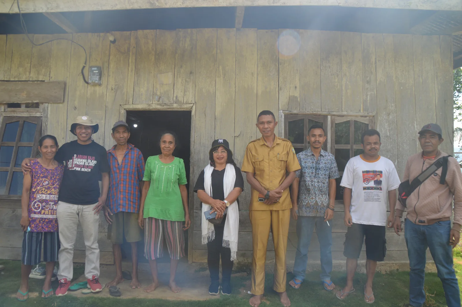 Kru Radio Manggarai berpose bersama Kades Tarsisius di kediamannya