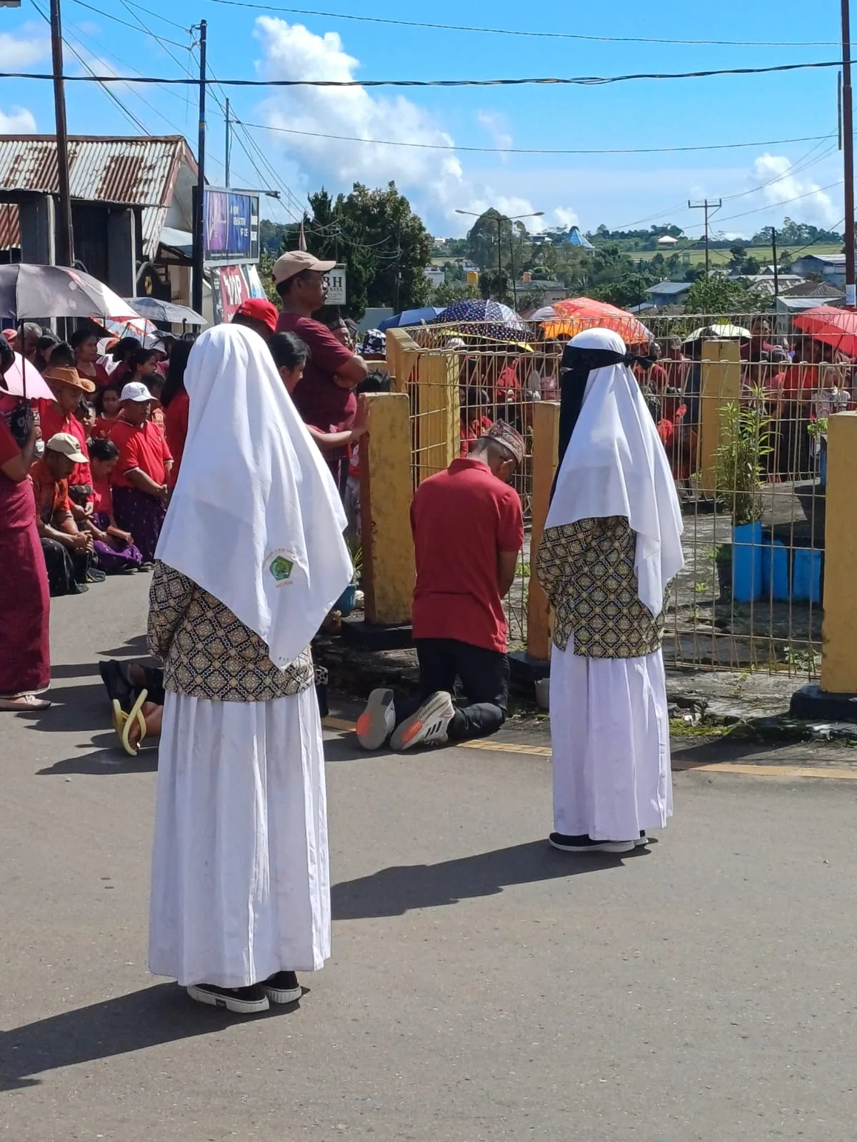 Siswi MAN 2 Manggarai mengamankan prosesi Jalan Salib di Ruteng