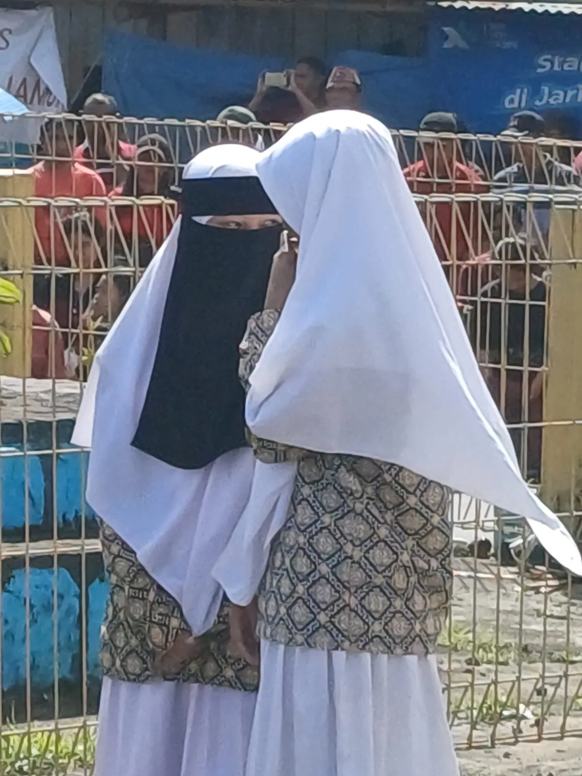 Faizah dan temannya bantu mengamankan kelancarana prosesi Jalan Salib di Paroki Kumba Ruteng
