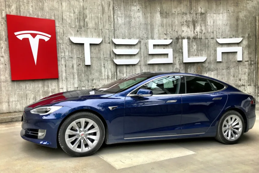 mobil Tesla berwarna biru sebagai ilustrasi berita gigacasting Tesla